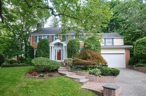 17 Essex Road, Great Neck, NY 11023