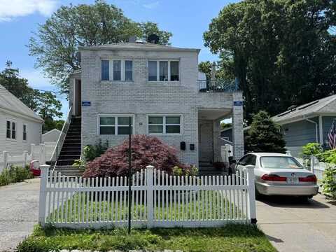 38 Nesaquake Avenue, Port Washington, NY 11050