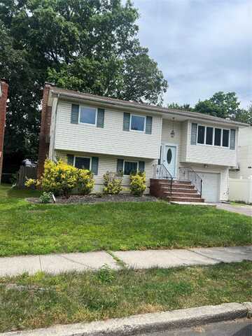 8 Anchor Court, Huntington Station, NY 11746