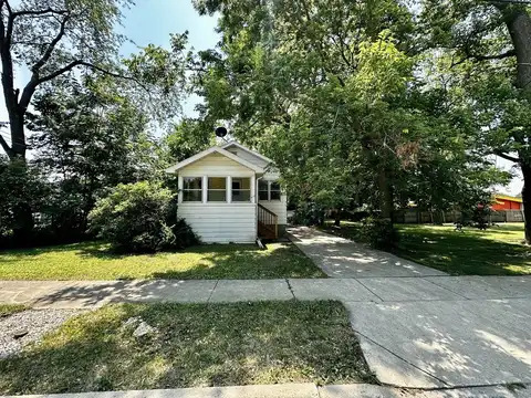 673 Parkway Avenue, Elgin, IL 60120