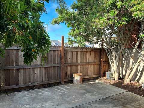 212 Rochester Avenue, Huntington Beach, CA 92648