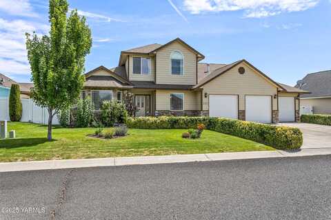 221 St Andrews Pl, Yakima, WA 98908