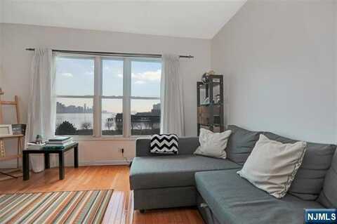 330 The Promenade 330, Edgewater, NJ 07020