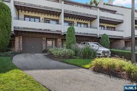 82 Meadowview Court, Leonia, NJ 07605