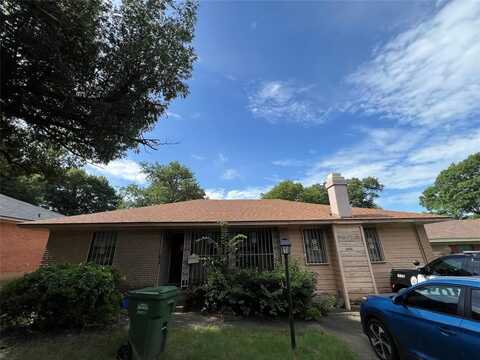 4446 Preston Circle, Hull, TX 75211