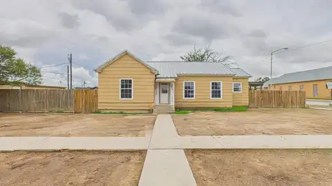 916 W 6th St, Pecos, TX 79772