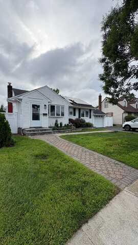 10 Crown St, Hicksville, NY 11801