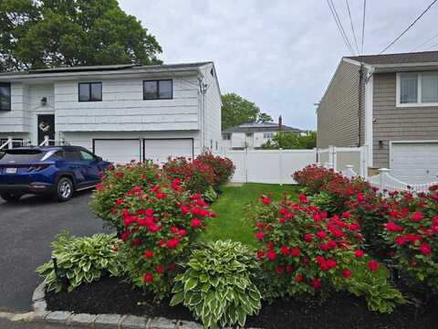 100 Trouville Rd, Copiague, NY 11726