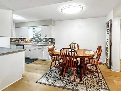 9513 University Avenue unit: 12, Clive, IA 50325
