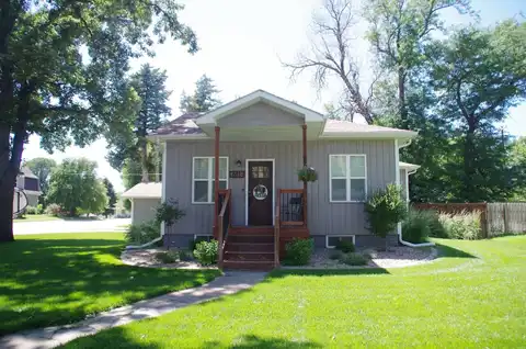 611 N 9th Ave, Broken Bow, NE 68822