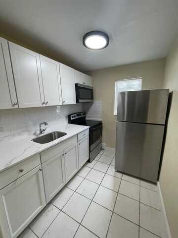 22 NW 8th Ave, Dania Beach, FL 33004