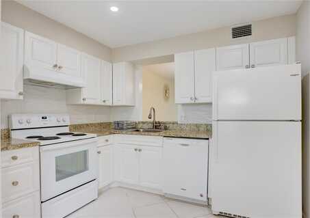 24 N Abbey Ln, Delray Beach, FL 33446