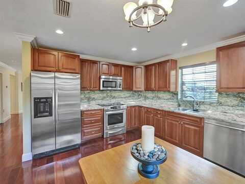 9113 Vineyard Lake Dr, Plantation, FL 33324