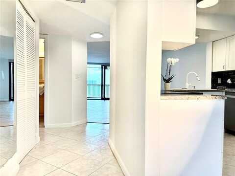 117 Lake Emerald Dr, Oakland Park, FL 33309
