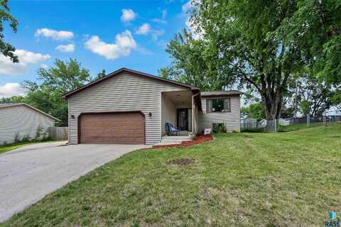 1226 Thresher Dr, Dell Rapids, SD 57022