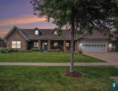 504 Shamrock Dr, Hartford, SD 57033