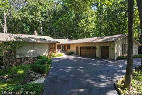 7500 Deerhill Drive, Clarkston, MI 48346