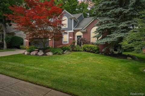678 Twin Oaks Court, Rochester Hills, MI 48307