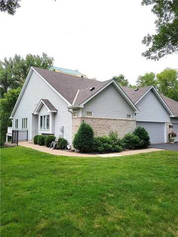 8203 Creekside Circle, Bloomington, MN 55437