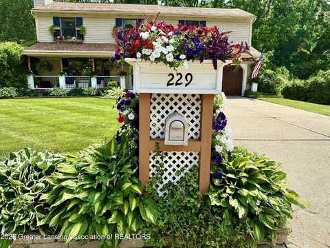 229 Williamsburg Road, Lansing, MI 48917