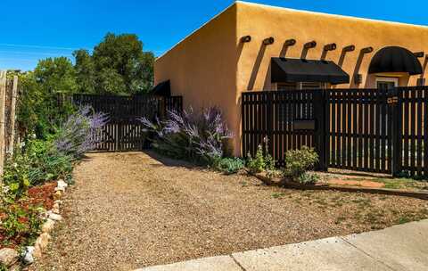 825 Ninita Street, Santa Fe, NM 87505