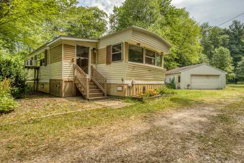 10044 Federal Road, Howard City, MI 49329