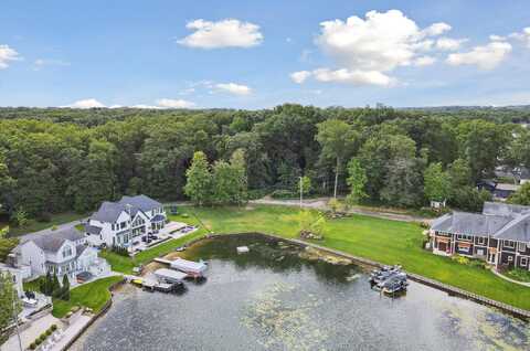 898 Eagle Lake Drive E, Kalamazoo, MI 49009