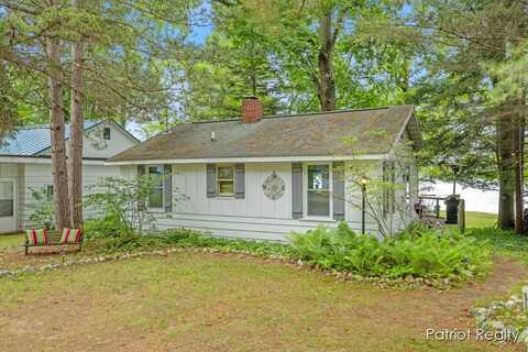 1132 S Woodland Drive, White Cloud, MI 49349