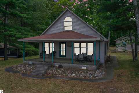 930 S Oak Drive, Lake City, MI 49651