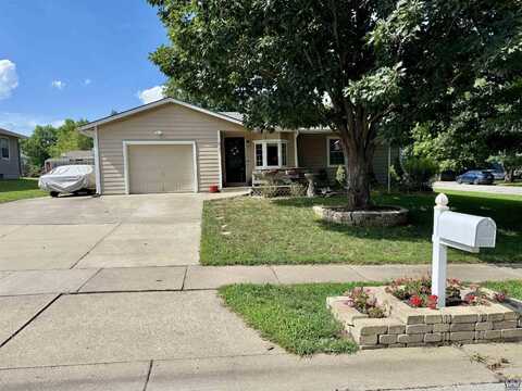 902 Cedar CT, Eudora, KS 66025