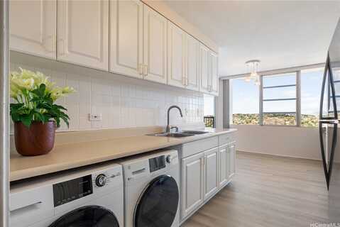 2825 S King Street, Honolulu, HI 96826