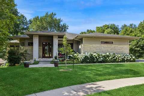 2000 Forest Hill Cir, Coralville, IA 52241