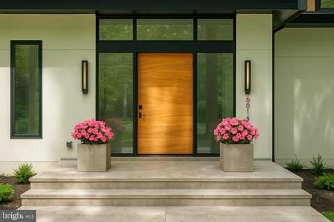 6018 N WOODLAND TERRACE, MCLEAN, VA 22101