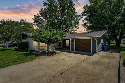 809 8th St NW, Independence, IA 50644