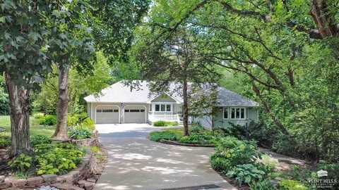 3016 Tamarak Drive, Manhattan, KS 66503