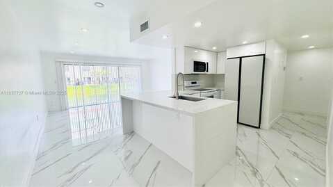 9375 Fontainebleau Blvd, Miami, FL 33172