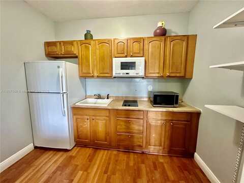 26 Diplomat Pkwy, Hallandale Beach, FL 33009
