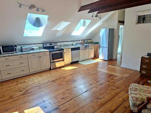 6 Winthrop St, Essex, MA 01929