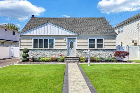 29 E Jackson Avenue, Babylon, NY 11702