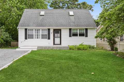 5 Coolidge Road, Hampton Bays, NY 11946