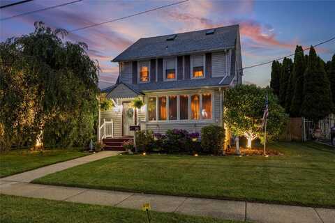 33 Roosevelt Avenue, Hicksville, NY 11801