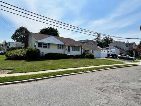27 1/2 N Greenway Drive N, Syosset, NY 11791