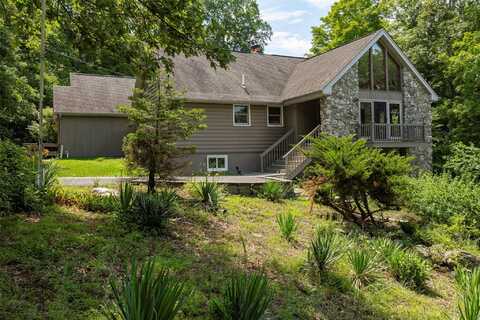 12 Wolf Lane, Pleasant Valley, NY 12569