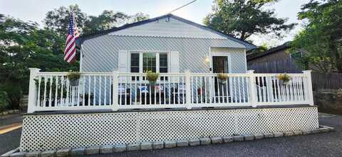 8 Glenwood Place, Farmingville, NY 11738