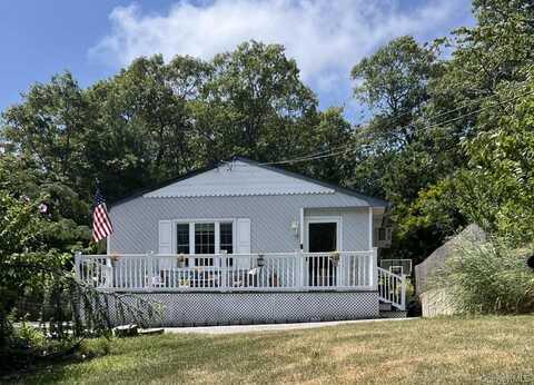 8 Glenwood Place, Farmingville, NY 11738