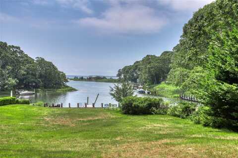 400 Little Peconic Bay Road, Cutchogue, NY 11935