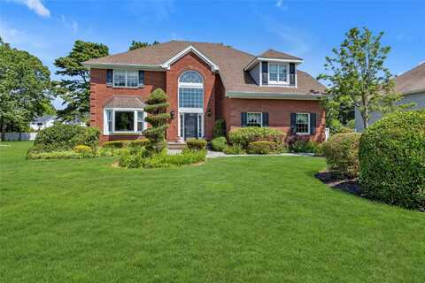 17 Pheasant Run Lane, Dix Hills, NY 11746