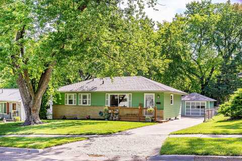 2525 27th Place, Des Moines, IA 50310
