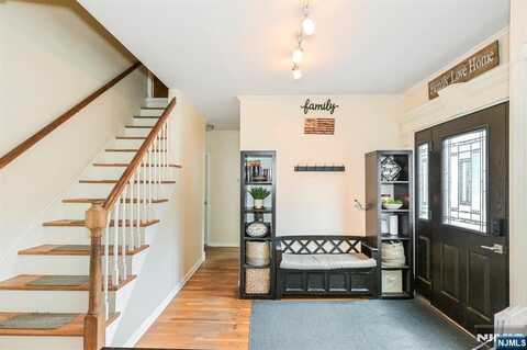 11 Mohawk Avenue, Oakland, NJ 07436