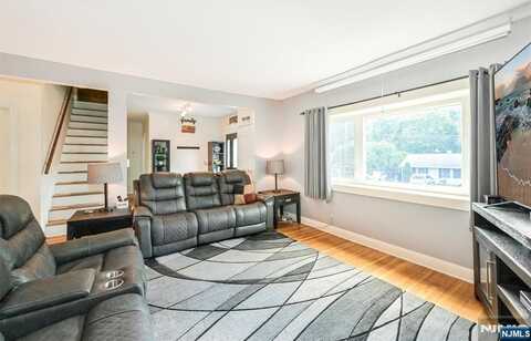 11 Mohawk Avenue, Oakland, NJ 07436
